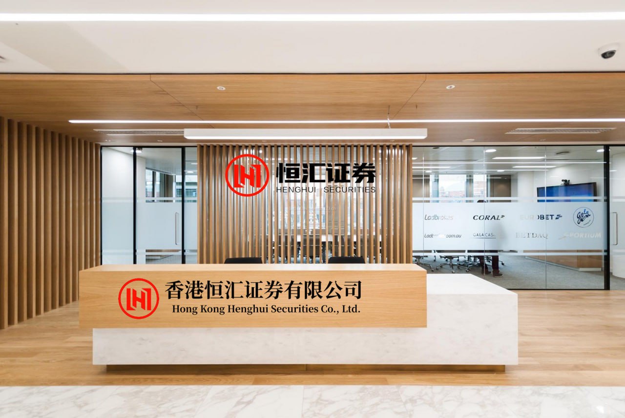 倍顺网配资 高速上演“人肉拖车”！男子高速深夜光膀子推新能源车2公里！民警找到时正在找桩...